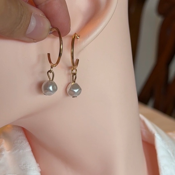 Elegant Gold Tone Earrings with Pearl - Picture 4 of 4
